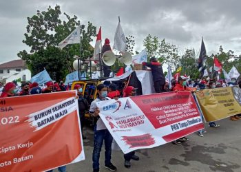 Ratusan pekerja mendatangi kantor Pemerintah Kota Batam. (Foto: SIR)