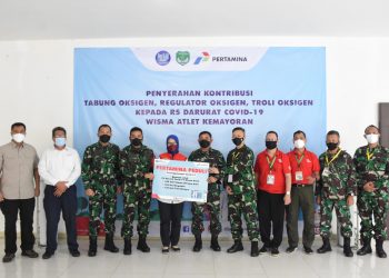 Kasdam Jaya/Jayakarta, Brigjen TNI Bobby Rinal Makmum S.I.P mewakili Pangdam Jaya saat berfoto bersama usai acara Penyerahan secara simbolis peralatan kesehatan Tabung Oksigen, Regulator Oksigen dan Trolley Oksigen kepada RSDC Wisma Atlet Kemayoran Jakarta Pusat.
