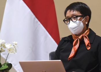 Menlu, Retno Marsudi memberikan keterangan pers di hotel tempatnya bermalam di Glasgow, Skotlandia, Minggu, 31 Oktober 2021 malam waktu setempat.