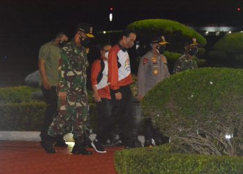 Pangdam Jaya/Jayakarta Mayjen TNI Mulyo Aji
melaksanakan Pamwaskita menyambut kedatangan Presiden RI Joko Widodo di Bandara Halim Perdanakusuma, Jakarta Timur, Minggu, 14 November 2021 dini hari.