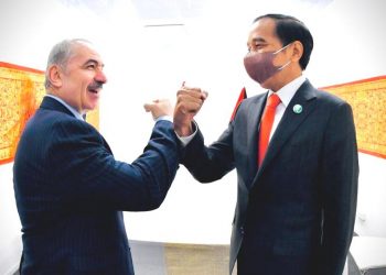 Presiden Jokowi bertemu PM Palestina Mohammad Ibrahim Shtayyeh di sela pelaksanaan KTT Pemimpin Dunia COP26, di Scottish Event Campus, Glasgow, Skotlandia, Senin, 1 November 2021.
