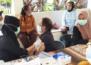 Warga RW 02 Sinar Kasih, Jatimakmur, Pondokgede, Kota Bekasi ikuti program vaksinasi.