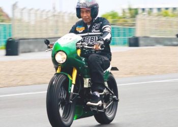 Presiden Jokowi ketika menjajal Sirkuit Mandalika.