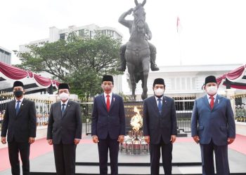 Presiden Jokowi (tengah) didampingi Menhan Prabowo (kanan) berfoto usai meresmikan Tugu Api Semangat Indonesia Merdeka Tidak Pernah Padam  di Lapangan Bela Negara, Kementerian Pertahanan, Jakarta, Selasa, 9 November 2021.