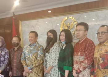 Ketua MPR RI, Bambang Soesatyo (ketiga dari kiri) berfoto bersama Direksi PT China Communications Construction Indonesia yang dipimpin Presdir Wang Wei (kedua dari kiri) pada Senin, 29 November 2021 di Komplek Parlemen Senayan, Jakarta Selatan. (Foto: A. Ristanto)