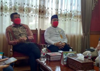 Ketua DPRD Kota Batam, Nuryanto (kiri) dan Ketua Pansus Ranperda retribusi parkir, Budi Mardiyanto. (Foto: Fathur Rohim)
