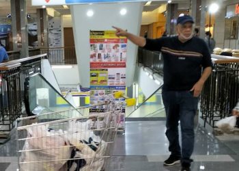 Warga Negara Singapura, S Abdul Aziz bin Anwar saat berbelanja di Batam. Foto: Arsip narasumber