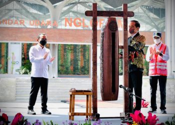 Presiden Jokowi saat menabuh kentongan tanda peresmian Bandara Ngloram, Blora Jawa Tengah.