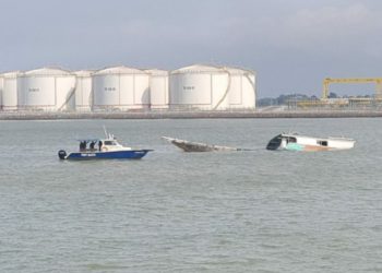 Kapal penyelundup rokok dan minuman keras terbalik di perairan Malaysia. Foto: Arsip narasumber.