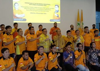 Ketua Majelis Pertimbangan Kosgoro 1957 HR Agung Laksono (empat dari kiri) berfoto bersama sebagian dari peserta orientama tingkat nasional Hima Kosgoro 1957, di Aula Indonesia Raya, Gedung Sekretariat Partai Golkar DKI Jakarta, Sabtu, 4 Desember 2021. (Foto: A.Ristanto)