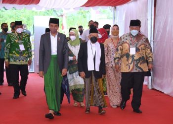 Presiden Joko Widodo didampingi Wakil Presiden Ma'aruf Amin dan Ketua Umum PBNU Said Aqil Siradj memasuki arena Muktamar ke-34 NU yang digelar di Pondok Pesantren Darussa'adah, Kabupaten Lampung Tengah, Provinsi Lampung, Rabu, 22 Desember 2021.