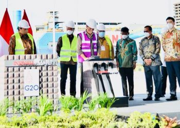 Presiden Jokowi menandatangani plakat peresmian smelter nikel milik PT Gunbuster Nickel Industry (GNI) di Kabupaten Konawe, Provinsi Sulawesi Tenggara, Senin, 27 Desember 2021. (Foto: setneg go.id)
