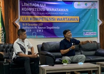 Pengamat Maritim, Siswanto Rusdi (kanan) narasumber uji Kompetensi Wartawan di Auditorium Mr Kasman Singodimedjo, Fakultas Ilmu Sosial Politik (FISIP), Universitas Muhammadiyah Jakarta (UMJ), Jakarta. (Foto: ist/PWI Jaya)