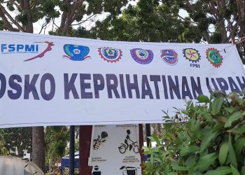 Spanduk bertuliskan "Posko Keperihatinan Upah" dipasang di depan Taman Aspirasi, Batam Centre. (Foto: Muhamad Ishlahuddin)