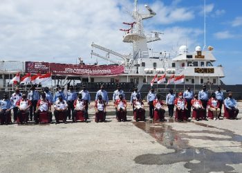 Foto bersama setelah simulasi penyelamatan PMI di perairan Kepri. (Foto: Fathurrohym)