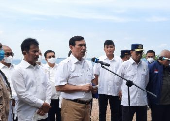 Luhut saat meninjau lokasi rencana pembangunan pelabuhan baru. (Foto: Aziz)