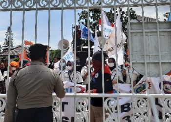 Demo buruh di depan kantor Wali Kota Batam. (Foto: Engesti)