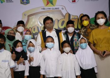 Menko Perekonomian,  Airlangga Hartato berfoto bersama anak-anak penerima vaksinasi di SDN 05, Kemanggisan, Palmerah, Jakarta Barat pada Jumat, 31 Desember 2021. (Foto: DPP Partai Golkar)