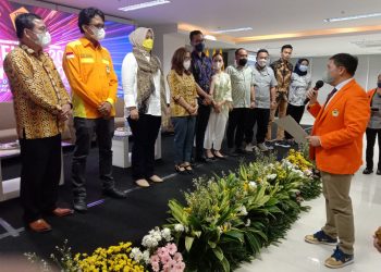 Ketua Umum PPK Kosgoro 1957 Dave AF Laksono melantik Pengurus Forum Diskusi Nasional 2021-2026 pimpinan Mangatur Nainggolan (kiri) pada Selasa, 11 Januari 2022 di Kantor DPP Partai Golkar, Slipi, Jakarta Barat. (Foto: A. Ristanto)