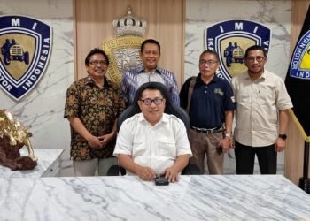 Ketua MPR Bambang Soeesatyo (berdiri kedua dari kiri) berfoto bersama setelah menerima pimpinan SMSI Pusat,  pada Rabu, 12 Januari 2022 di Gedung Senayan.  (Foto: dok. SMSI)