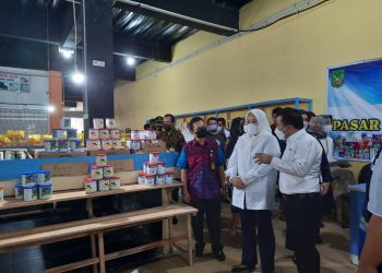 Marlin saat meninjau operasi pasar minyak goreng subsidi di TPID III BTC, Kelurahan Mangsang, Kecamatan Sei Beduk. (Foto: Muhamad Ishlahuddin)