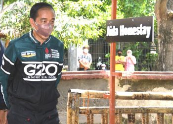 Presiden Joko Widodo saat meninjau lokasi Sarhutna berupa homestay, di Dusun Ebangah dan Gerupuk, Desa Sengkol, Kabupaten Lombok Tengah, NTB. (Foto: setneg.go.id)