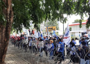 Suasana unjuk rasa di depan Graha Kepri. (Foto: Muhamad Ishlahuddin)