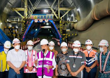 Presiden Joko Widodo memberikan keterangan pers terkait Kereta Cepat Jakarta-Bandung (KCJB) di Terowongan (tunnel)  Dua yang berada di wilayah Kabupaten Purwakarta, Provinsi Jawa Barat, Senin, 17 Januari 2022. (Foto: setneg.go.id)