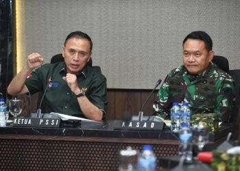 Kepala Staf Angkatan Darat (Kasad) Jenderal TNI Dudung Abdurachman (kanan) saat menerima kunjungan Ketua Umum PSSI Mochammad Iriawan beserta jajaran pada Selasa, 18 Januari 2022 di Mabesad. (Foto: Dok. Puspenad)