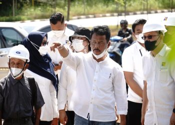 Rudi saat melakukan peninjauan pembuatan drainase dan pembukaan 5 lajur di Lubuk Baja, Batam. (Foto: Arsip BP Batam)