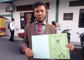 Nasrul menunjukkan sertifikat dari Badan Pertahanan Nasional milik kliennya saat ditemui di PN Batam. (Foto: Putra)