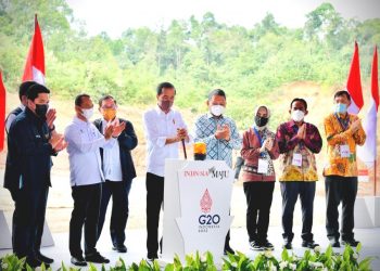 Presiden Joko Widodo melakukan groundbreaking proyek hilirisasi batu bara menjadi dimetil eter (DME) di Kabupaten Muara Enim, Provinsi Sumatera Selatan, Senin, 24 Januari 2022. (Foto: setneg.go.id)
