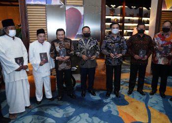Kepala Staf Angkatan Darat (Kasad) Jendral TNI Dudung Abdurachman (tengah) bersama para tokoh saat menggelar launching buku berjudul "Dudung Abdurachman Membongkar Operasi Psikologi Gerakan Intoleransi" di BallroomB-Hotel Rafless Kuningan, Jakarta Selatan, Sabtu, 29 Januari 2022.