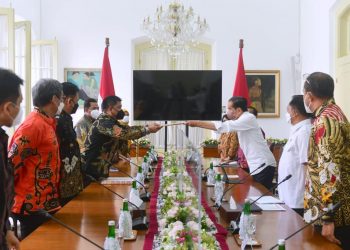 Presiden Joko Widodo menerima tim seleksi calon anggota Komisi Pemilihan Umum (KPU) dan calon anggota Badan Pengawas Pemilihan Umum (Bawaslu) di Istana Kepresidenan Bogor, Kamis, 6 Januari 2022. (Foto: presidenri.go.id)