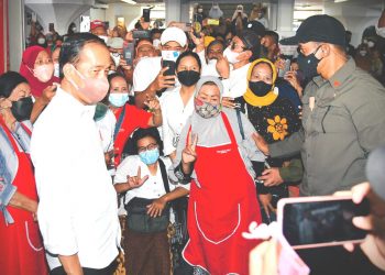 Presiden Joko Widodo berbaur bersama para pedagang, setelah meresmikan Pasar Johar di Semarang, Jateng, Rabu, 5 Januari 2021. (Foto: presidenri.go.id)
