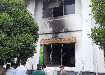 Pasca api berhasil dipandamkan di bagian dalam ruangan fraksi Hanura di DPRD Batam. (Foto: Muhamad Ishlahuddin)