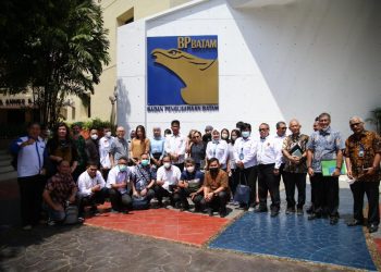 Kepala BP Batam, Muhammad Rudi, foto bersama pelaku usaha pariwisata Kota Batam. (Foto: Arsip BP Batam)