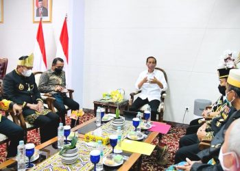 Presiden Jokowi ketika bertemu para tokoh Kalimantan di Bandar Udara Internasional Sultan Aji Muhammad Sulaiman, Kota Balikpapan, Provinsi Kalimantan Timur, Senin, 31 Januari 2022. (Foto: setneg.go.id)