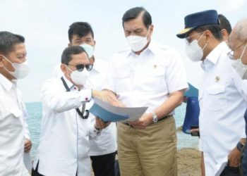 Menteri Koordinator Bidang Kemaritiman dan Investasi Luhut Binsar Pandjaitan, saat meninjau calon lokasi Pelabuhan Tanjung Pinggir, Batam.
