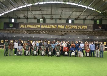 Pangdam Jaya, Mayjen TNI Untung Budiharto, beserta jajaran berfoto bersama, usai acara ngopi bareng.