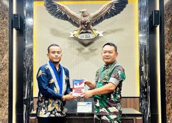 Ketua Umum GMKI Jefri Gultom bertemu Kepala Staf Angkatan Darat (Kasad) Jenderal TNI Dudung Abdurachman, di Mabesad, Jakarta, Jumat, 4 Februari 2022. (Foto: Dispenad)
