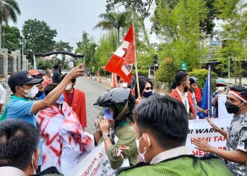 Puluhan warga saat melakukan aksi unjuk rasa di depan kantor Bright PLN Batam. (Foto: Nurjaman)