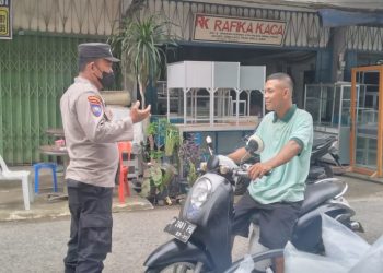 Saat Anggota Polsek Batu Ampar lakukan teguran lisan kepada pengendara yang tak menggunakan masker. (Foto: Polsek Batu Ampar)