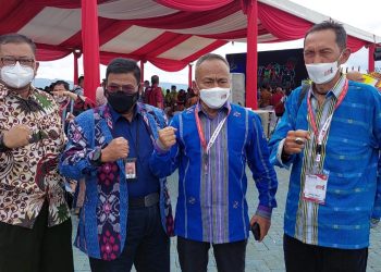Pemimpin Umum/Pemimpin Redaksi Laras Post, C Herry SL (dua dari kiri) bersama Ketua Umum PWI Pusat Atal S Depari (kedua kanan) dan Wakil Ketua PWI DKI Jakarta bidang Pembelaan Wartawan, Arman Suparman (kiri) di lokasi HPN 2022 Kendari.