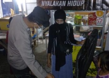 Anggota Polsek Batu Ampar saat sosialisasi warga Batu Ampar. (Foto: Polsek Batu Ampar)