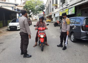 Anggota Polsek Lubuk Baja saat melakukan Operasi Yustisi. (Foto: Polsek Lubuk Baja)