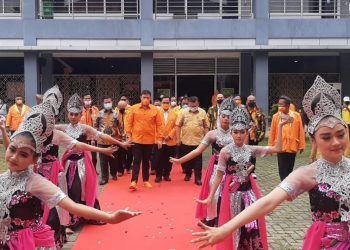 Para penari menyambut tamu acara Musda Kosgoro 1957 Kabupaten Bekasi yang berlangsung di Gedung Graha Pariwisata, Cikarang, Sabtu, 12 Februari 2022. (Foto: A. Ristanto)