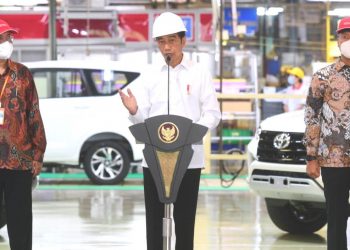 Presiden Jokowi menyampaikan sambutan setelah meninjau kegiatan produksi di PT Toyota Motor Manufacturing Indonesia, di Kabupaten Karawang, Provinsi Jawa Barat, Selasa, 15 Februari 2022. (Foto: setneg.go.id)
