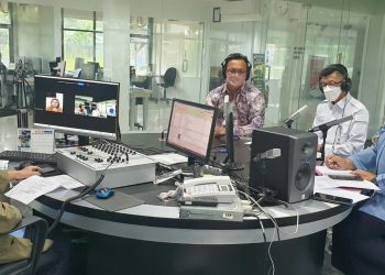 Kepala Diskominfo Kepri, Hasan berdialog dengan Kepala Komisi Penyiaran Daerah (KPID) Kepri Henky Mohari dan Pengamat Komunikasi dari Universitas Maritim Raja Ali Haji (UMRAH) Uly Sophia, Rabu, 16 Februari 2022 saat berdialog di RRI.