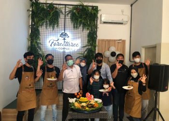 Kepala Dinas Kebudayaan dan Pariwisata (Disbudpar) Kota Batam, Ardiwinata meresmikan Foresthree Coffee Batam.